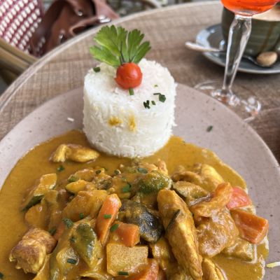 Curry mit Reis und leckerem Gemüse
