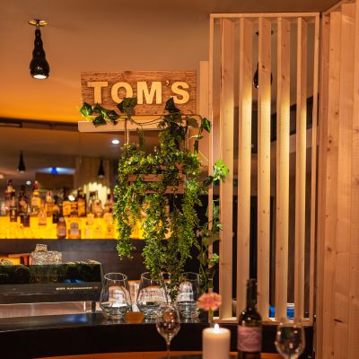 Angenehmes Ambiente im Toms mit Blick auf die Bar

