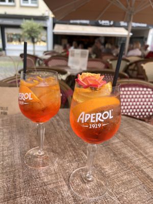 Zwei kühle Aperol-Spritz in feinen Gläsern im Außenbereich des Restaurants